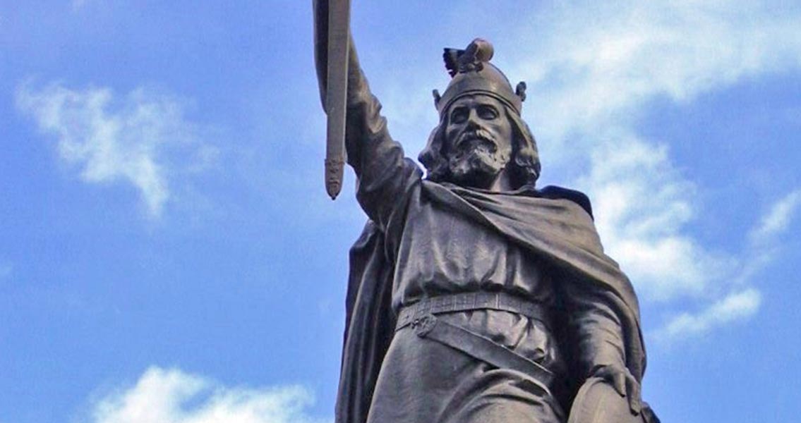 A statue of Alfred The Great