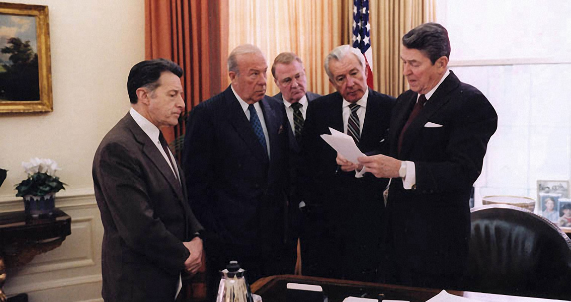 Reagan meets with aides on Iran Contra