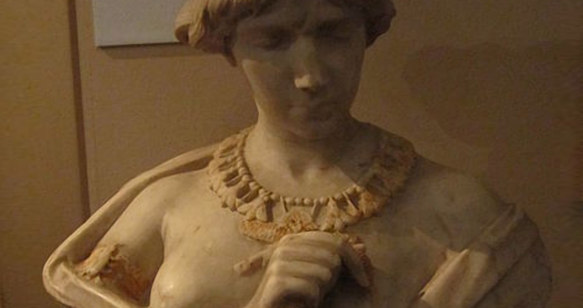 Bust of Cleopatra holding a snake (2)