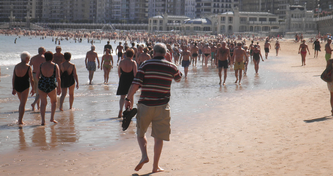 People walking on Kontxa beach (2)