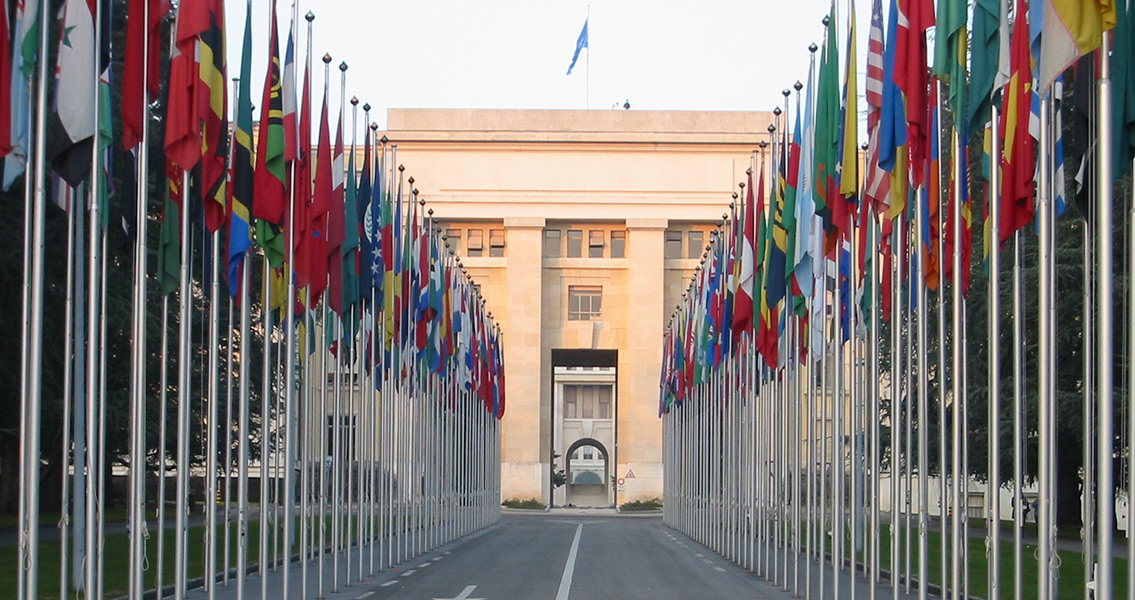 flags-before-un-building