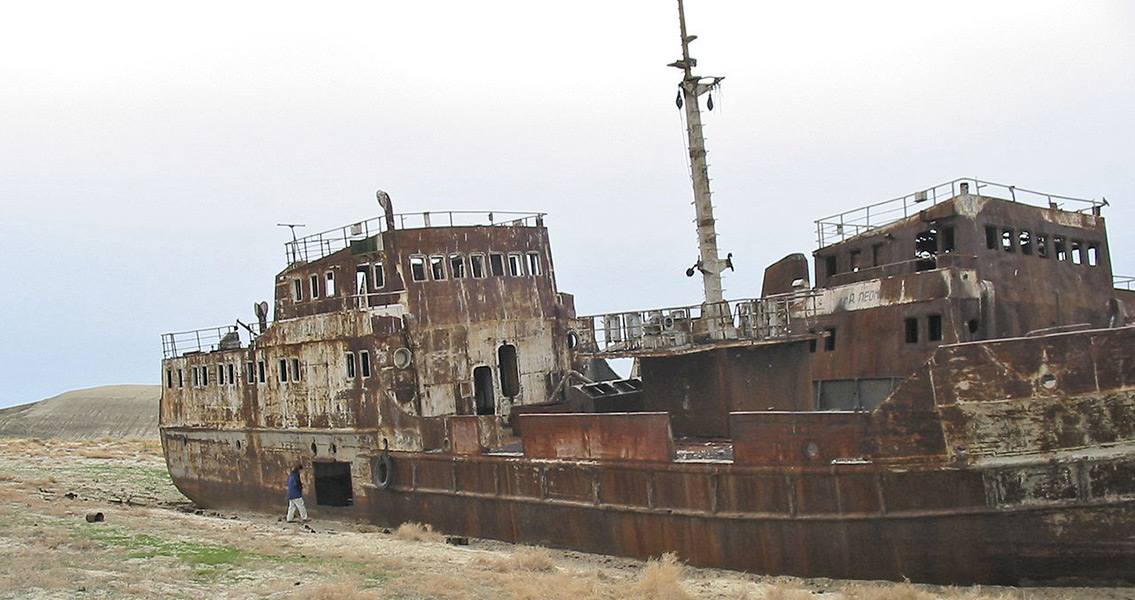 orphaned-ship-in-the-aral-sea-1